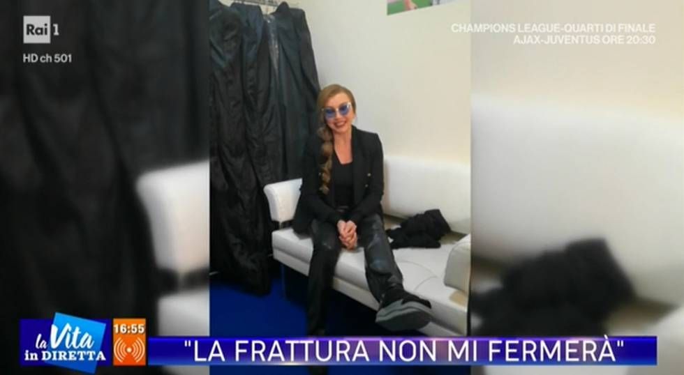 Ne avrò per 6 settimane! Milly Carlucci si è rotta il piede