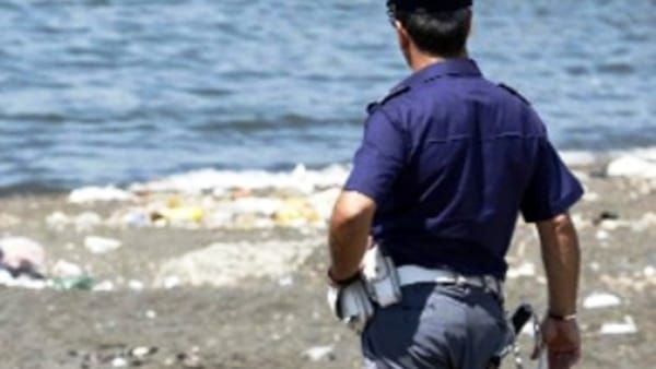 Trovato un teschio umano in spiaggia tra Cagliari e Capoterra