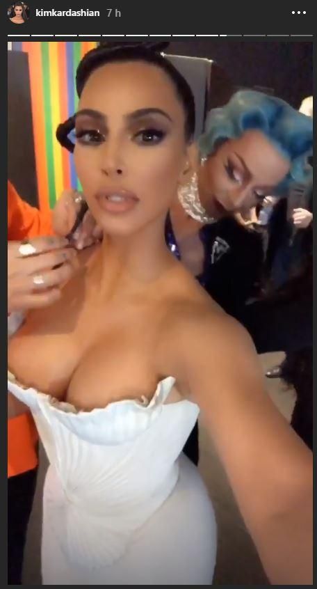 Adesso scoppia! Il corsetto Kim Kardashian è troppo stretto
