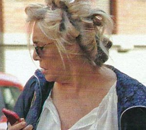 Mara Venier in giro per Roma con i bigodini in testa