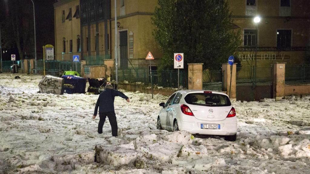 Maltempo : Grandine come neve a Roma, scuole chiuse a Napoli Maltempo : Grandine come neve a Roma, scuole chiuse a Napoli