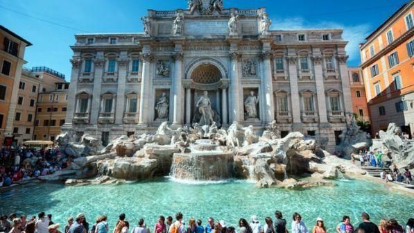 Fontana di Trevi: le monete andranno al Comune Fontana di Trevi: le monete andranno al Comune