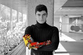 Gli manca un braccio! David si costruisce una protesi con i Lego