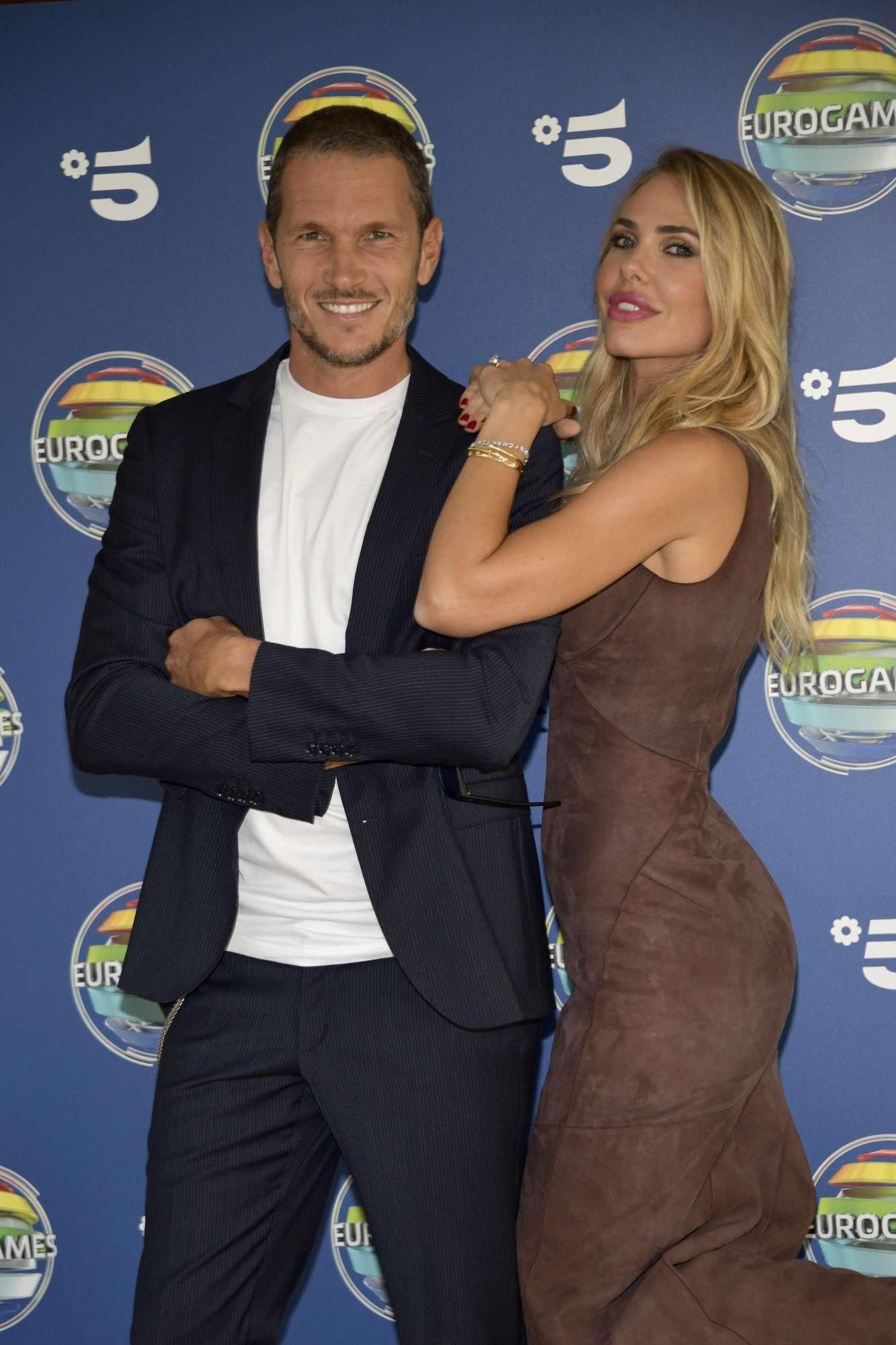 Che scollatura! Ilary Blasi bollente a poche ore da Euro Games