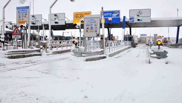 Neve in autostrada, Autostrade per l'Italia raccomanda : Evitate spostamenti domenica 25 febbraio Neve in autostrada, Autostrade per l'Italia raccomanda : Evitate spostamenti domenica 25 febbraio
