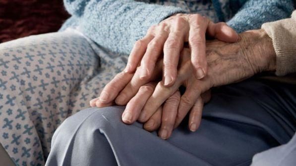 Maltrattamenti su novantenni: due arresti in una casa-famiglia