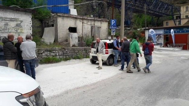 Carrara, cavatore di 58 anni muore schiacciato sotto una pala meccanica Carrara, cavatore di 58 anni muore schiacciato sotto una pala meccanica