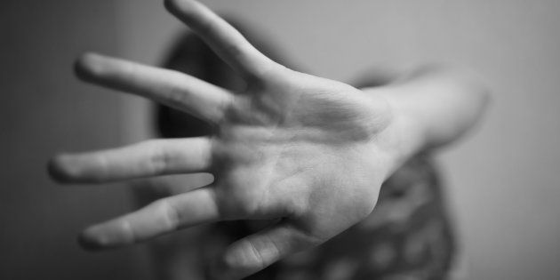 Ora devi sdebitarti! Prima faceva regalini, poi li ricattava per abusare di loro