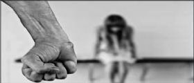 Parma, picchiata, segregata e minacciata dal compagno : Costretta a scrivere lettere choc ai figli Parma, picchiata, segregata e minacciata dal compagno : Costretta a scrivere lettere choc ai figli