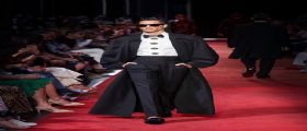 Fabio Mancini sfila in passerella e sui social scrive: Solo per te Mr Armani Fabio Mancini sfila in passerella e sui social scrive: Solo per te Mr Armani