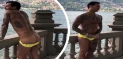 Fabrizio Corona hot si abbassa gli slip e mostra il lato B in strada