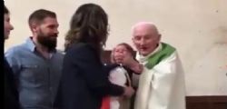 Costretto a ritirarsi padre Jacques : il Prete che ha preso a schiaffi un bambino che piange durante il battesimo Costretto a ritirarsi padre Jacques : il Prete che ha preso a schiaffi un bambino che piange durante il battesimo