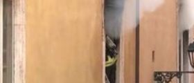 Stabile nel centro storico vicino casa di Roberto Fico a fuoco : Intrappolate alcune persone.