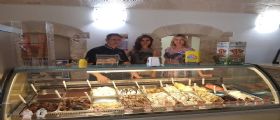 Anna Falchi e Daniela Martani dopo il galà di Crown 81 fanno tappa a Dolci Momenti di Toritto Anna Falchi e Daniela Martani dopo il galà di Crown 81 fanno tappa a Dolci Momenti di Toritto