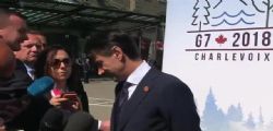 G7 : Il premier Giuseppe Conte preso per un braccio e trascinato via