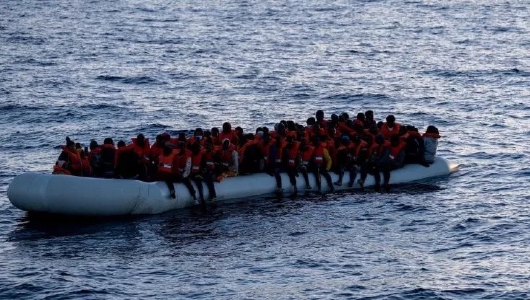 La Geo Barents avvista un barcone in difficoltà con 500 persone a bordo in zona Sar Maltese