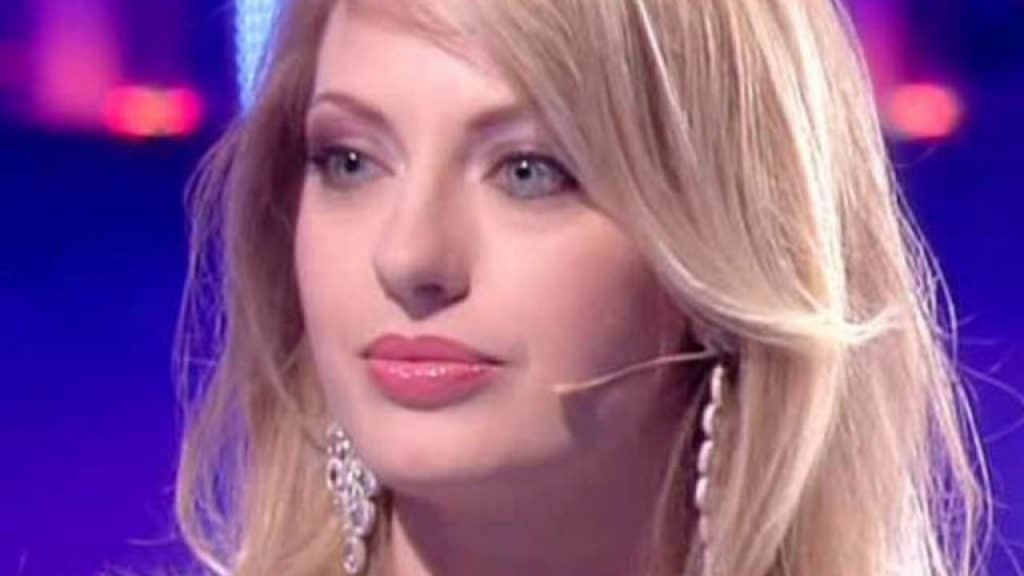 Manila Nazzaro crolla a ‘Storie italiane’: un calvario lungo anni che racconta solo ora