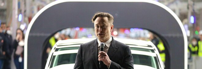 Omicron a Shanghai : I lavoratori di Elon Musk (Tesla) dormono in fabbrica per non fermare la produzione