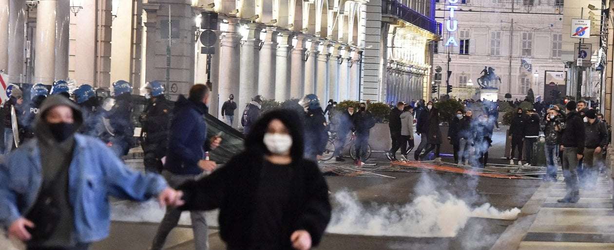 Proteste DCPM a Milano : 28 persone in questura di cui 13 minorenni Proteste DCPM a Milano : 28 persone in questura di cui 13 minorenni