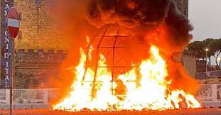 Incendio a Napoli: la Venere degli stracci di Michelangelo Pistoletto distrutta in piazza Municipio