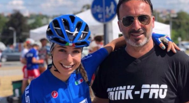 La ciclista Sofia Collinelli spinta fuori strada da un autobus 