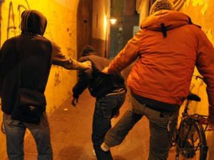 Casale Monferrato: baby gang festeggia il compleanno picchiando un uomo