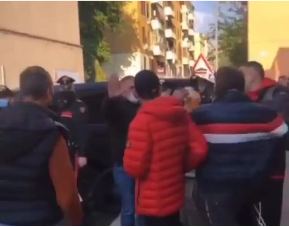 vittorio brumotti Vittorio Brumotti aggredito a Roma... Chef Rubio oltre i limiti : Te ne hanno date poche