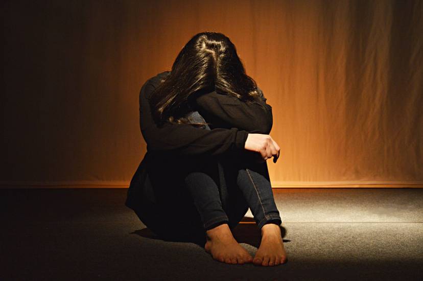 Stanca degli abusi ragazzina tentò il suicidio! 12 anni al padre pakistano