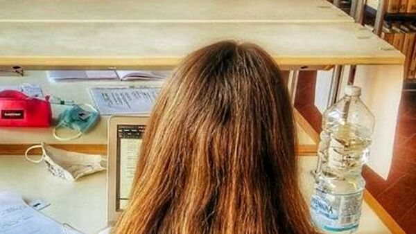 Il prof sboccato che apostrofa supergnocca una studentessa Il prof sboccato che apostrofa supergnocca una studentessa