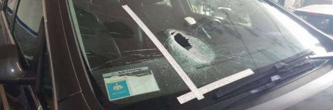 Roma, rom tirano sassi contro le auto in transito per rapinare i guidatori