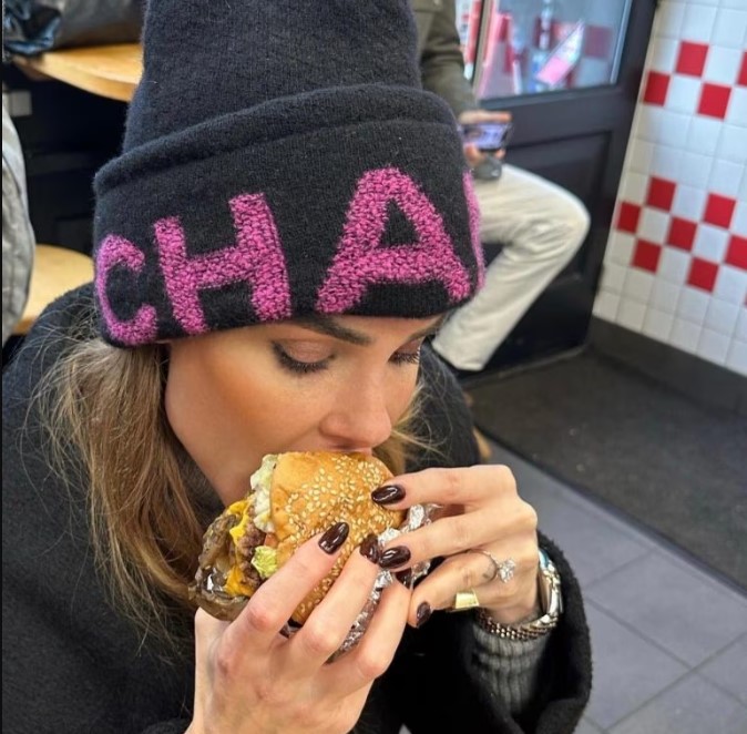 ilary blasi Ilary Blasi Mostra un Elegante Anello con Diamante: Una Dichiarazione d