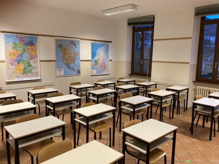 Scuola, test salivari per gli studenti : rivalutare la ripresa delle attività scolastiche in presenza