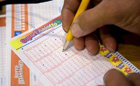 Non se ne era accorta! Pensionata gioca 3 euro al Superenalotto e ne vince 30.000