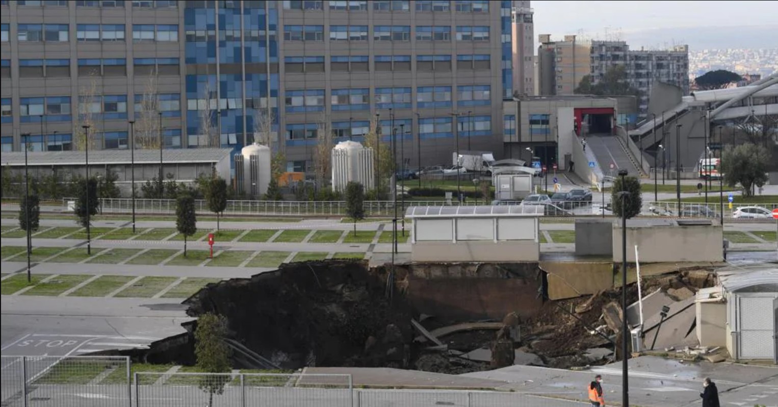 Napoli, voragine in parcheggio Ospedale del Mare : Le immagini