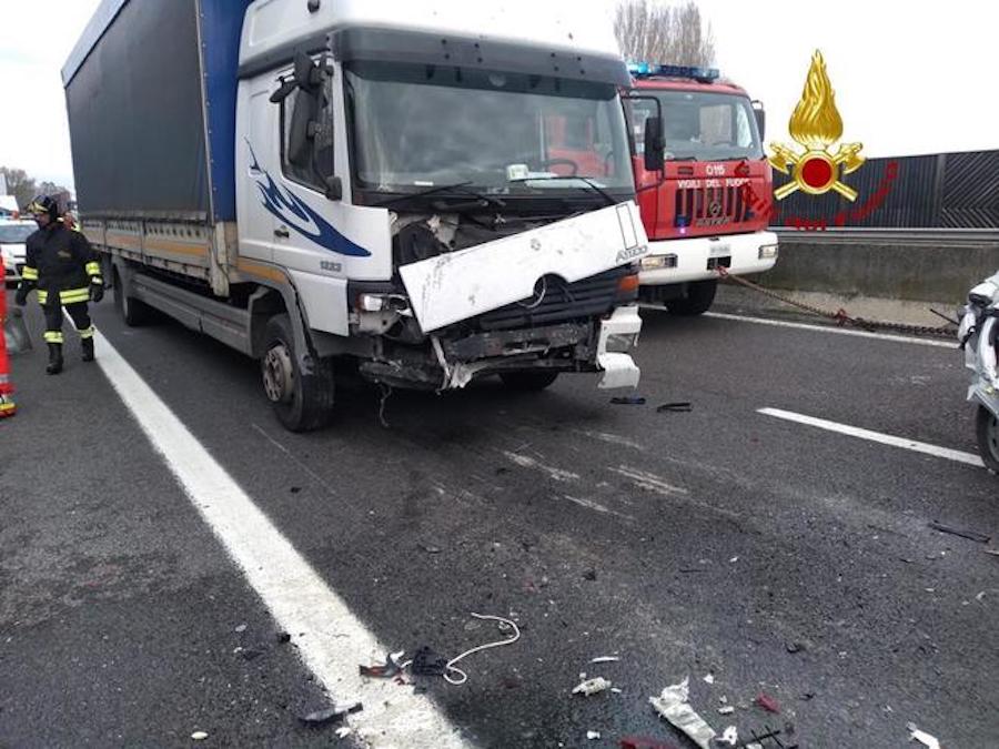 Tragedia in autostrada: auto stritolata tra due camion. Daniela muore a 47 anni