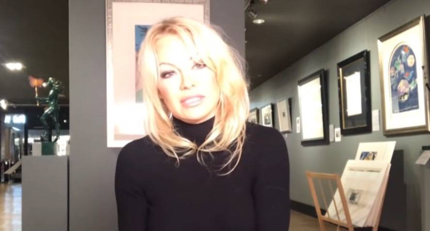 Pamela Anderson: “Julian Assange è stato torturato psicologicamente”