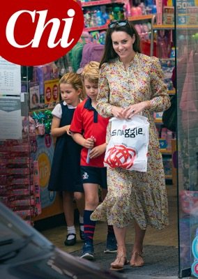 KATE MIDDLETON MENTRE FA ACQUISTI CON I PRINCIPINI GEORGE E CHARLOTTE IN CARTOLERIA